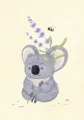 Szary koala siedzi i trzyma gałązkę kwitnącej lawendy. Obok niego leci mała pszczoła.