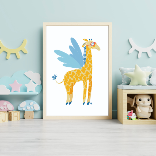 plakat do pokoju dziecka z wesołą żółtą żyrafą z niebieskimi skrzydłami