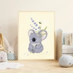 Koala z lawendą i pszczółką - plakat dla dziecka