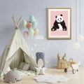 Minimalistyczny plakat z pandą na różowym tle