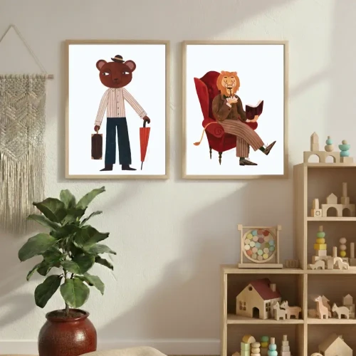 Zestaw 2 plakatów dla dziecka w stylu vintage przedstawiających misia w kapeluszu i lwa czytającego książkę.